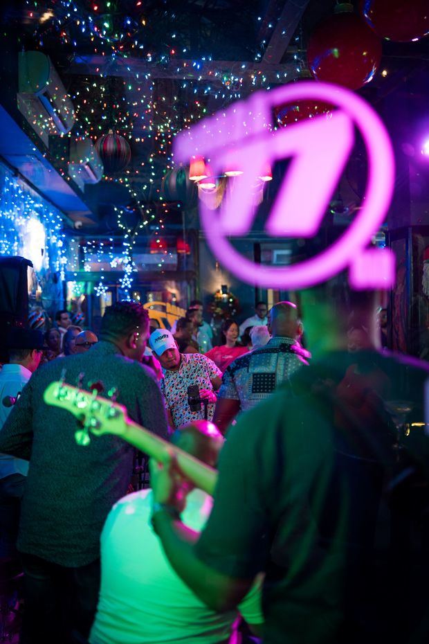 La fiesta de los 25 años de Parada 77 fue animada por Luis Salazar y Orquesta, un joven artista dominicano.