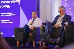 De izquierda a derecha, los señores Francisco García y Ben Richardson.