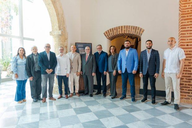 señores Indira Vásquez, padre Guillermo Perdomo, Carlos Manuel Estrella, Esteban Martínez-Murga, José Enrique Delmonte, Manuel García Arévalo, Guillermo Saleta, Olga Rodríguez de Saleta, Guillermo José Saleta Rodríguez, José Guillermo Saleta Rodríguez, y Víctor Cruz Then.