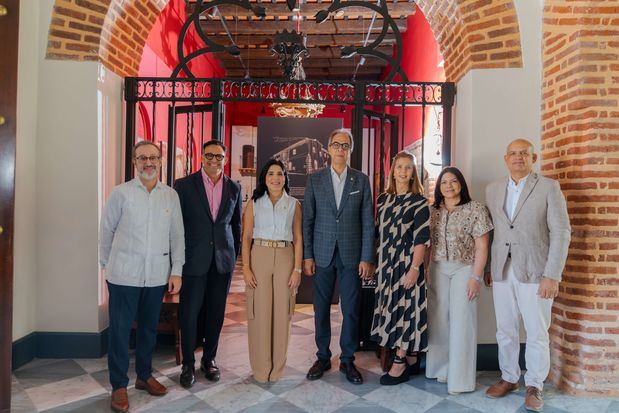 De izquierda a derecha, los señores Esteban Martínez-Murga, Jordi Veras, Mariel Bera, José Mármol, Carmen Rita Cordero, Sonia Mordan y José Enrique Delmonte