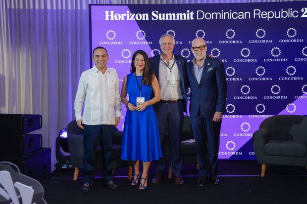 De izquierda a derecha, los señores Francisco García, Karina Chez, Ben Richardson, y Douglas Smith.