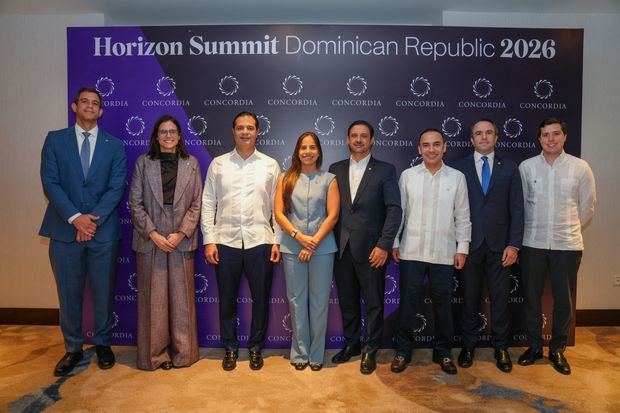 De izquierda a derecha, los señores Luis Javier Jiménez, Beatriz Sousa, Robinson Bou, Gabriela Medina, Richard Lueje, Francisco García, Joan Mendoza y Oscar Bogaert.