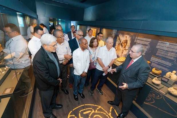 El grupo de líderes de opinión y comunicadores recorrió las salas de exposición del centro. En la foto, reciben explicaciones del arqueólogo e historiador Manuel García Arévalo
