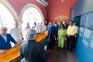 El grupo de líderes de opinión y comunicadores recorrió las salas de exposición del centro. En la foto, reciben explicaciones del arqueólogo e historiador Manuel García Arévalo