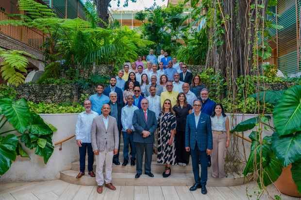 La visita fortaleció los lazos entre prensa y patrimonio cultural. En la foto, los ejecutivos del Banco Popular Dominicano, del Centro Cultural Taíno Casa del Cordón y de la Fundación García Arévalo, junto a los comunicadores.