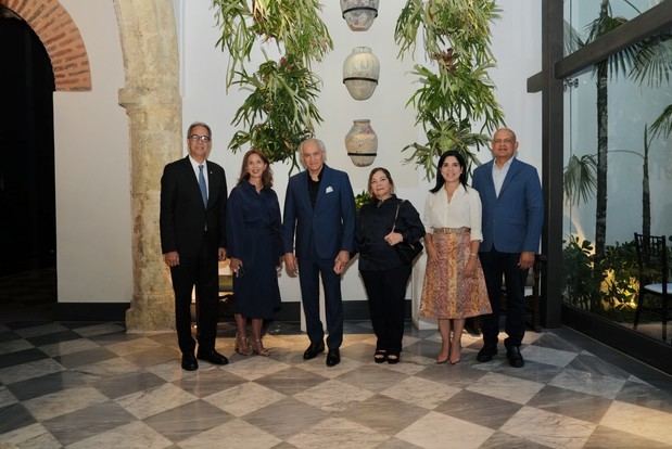 De izquierda a derecha, los señores José Mármol, Carmen Rita Cordero, José
Antonio Molina, Carolina de Molina, Mariel Bera y José Enrique Delmonte.