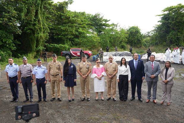 En la quema de la droga, participaron, además de la procuradora Miriam Germán Brito, el ministro de defensa, teniente general Carlos Antonio Fernández Onofre, ERD; la ministra de Interior y Policía, Faride Raful y el ministro de Salud Pública, Víctor Atallah, también, la titular de persecución del Ministerio Público, Yeni Berenice Reynoso. Además, el mayor general Jorge Iván Camino Pérez, ERD, comandante general del Ejército de República Dominicana; el vicealmirante Agustín A. Morillo Rodríguez, ARD, comandante general de la Armada Dominicana; el mayor general Piloto, Floreal Tarcicio Suárez Martínez, entre otros funcionarios.