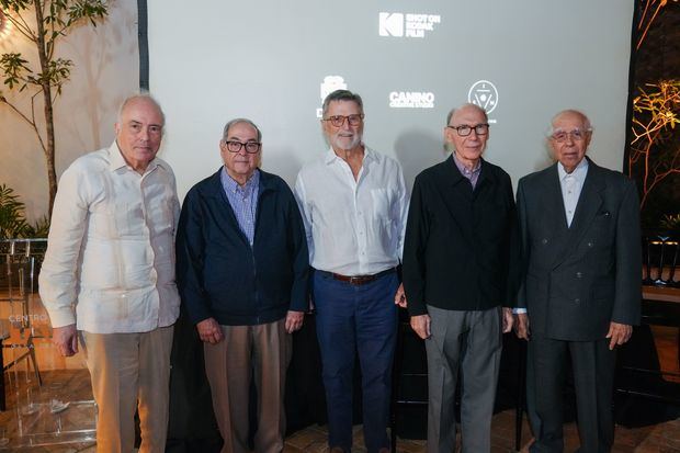 De izquierda a derecha, los señores Bernardo Vega, Jaime Vega, Federico Shaad, Frank Moya Pons y Eugenio Pérez Montás.