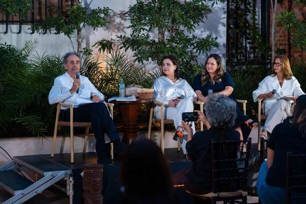 Desde la izquierda, los señores José de Ferrari, Dochy Santos, Michelle Urtecho y
Carmen Rita Cordero.
