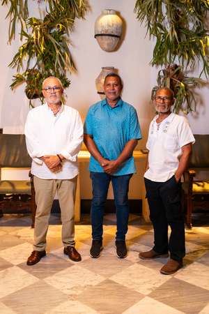 Desde la izquierda, los señores Miguel Pimentel, Ramón Guillén y Genaro Reyes
Cayuco.
