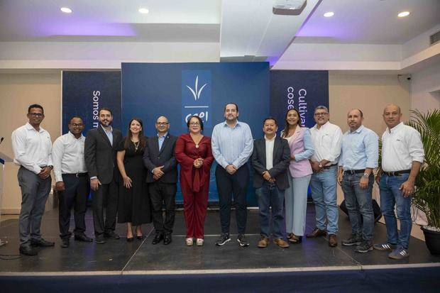 La ceremonia fue presidida por el director de Recursos Humanos de CAEI, Héctor León.