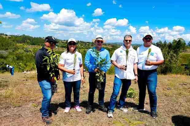 Desde la izquierda, los señores José Oscar Rodríguez, Dabeida Agramonte, William
Guzmán, Nicolás Roques y Leonel Ng.