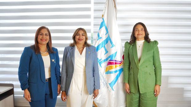 Alexandra Tabar, de la directiva_ Sonya Uribe, Vicepresidenta FEM, y Rossy Escotto Minaya, presidenta FEM.