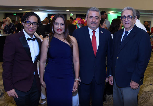 Emiliano García, Dayanara de García, Gerardo García y Fernando Fondeur