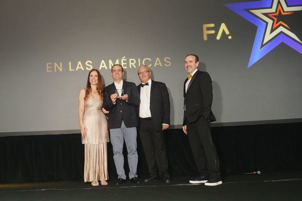 El señor Carlos Peña, vicepresidente Área Banca Digital recibió el galardón que
valora el ecosistema de aplicaciones móviles que facilitan la inclusión financiera.