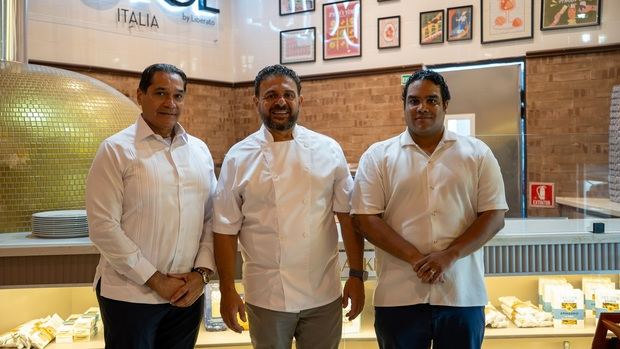 Ramón del Rosario, Chef Liberato Simone y Oscar Del Rosario.