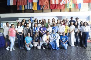 Autoridades de UNIBE junto a representantes de las 28 organizaciones participantes.