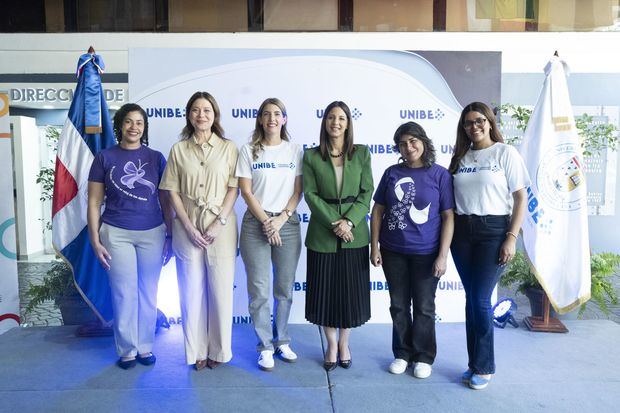 Representante Adolupus, las vicerrectoras, Vhyna Ortega, la rectora Odille Camilo, Paola Tineo, presidente Adolupus y Francelis Beltré de UNIBE.