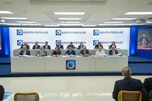 En primera fila, los señores Álex Pimentel, Manuel E. Tavares, Cynthia T. Vega,
Manuel Alejandro Grullón Hernández, Felipe Vicini, Noris Perelló y Práxedes Castillo P. En
segunda fila, los señores A. Alejandro Santelises, José A. Bermúdez M., Adriano Bordas, Pedro
Brache, Práxedes Joaquín Castillo, Erich Schumann, Dolores Pozo Perelló y María Jesús
Fernández.