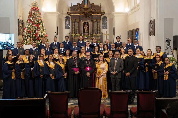 Coro Arquidiocesano de Santiago celebra 35 años con gala musical.