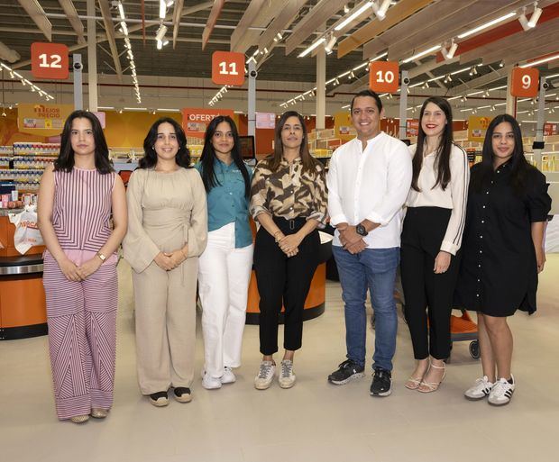 Mabel Hernández, Perla De La Cruz, Lianna Martínez, Madelyn Martínez, Jean Carlos Ortiz, Michelle García y Laura Mesa.