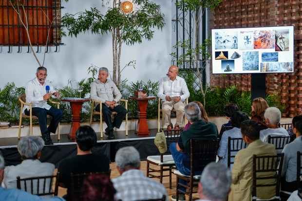 Durante el diálogo, los asistentes profundizaron en la relevancia histórica, simbólica y medioambiental de las Cuevas del Pomier.