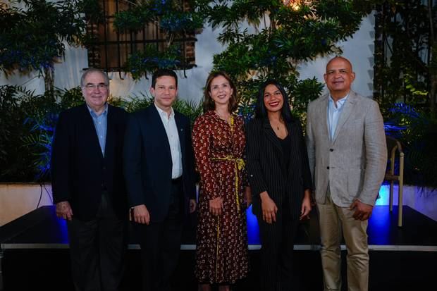 De izquierda a derecha, los señores Manuel García Arévalo, Edwin Espinal Hernández, Carmen Rita Cordero, Giselle de Peña y José Enrique Delmonte.