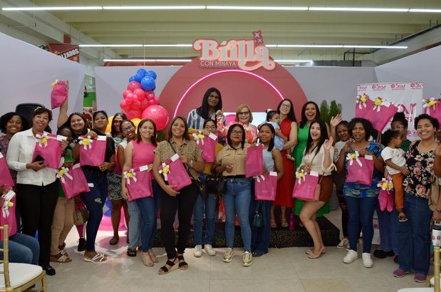 Detrás Rommy Grullón, Rommy Pichardo, Roberto Heskey y Carolina Minaya junto a las ganadores de bolsos de productos Star Products.