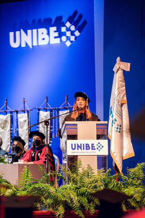 La doctora Camilo tuvo a su cargo el discurso central de la Quincuagésima Segunda Graduación Ordinaria, Unibe.