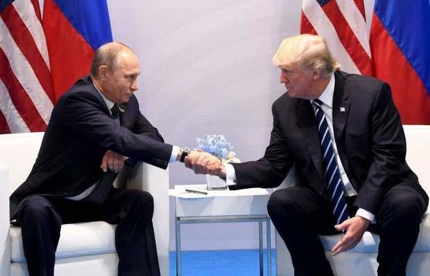 Los presidentes de Rusia, Vladimir Putin, y de Estados Unidos, Donald Trump, se saludan. 