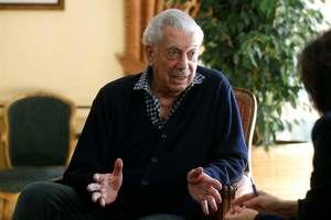 Vargas Llosa abandona el Pen Club por apoyar 