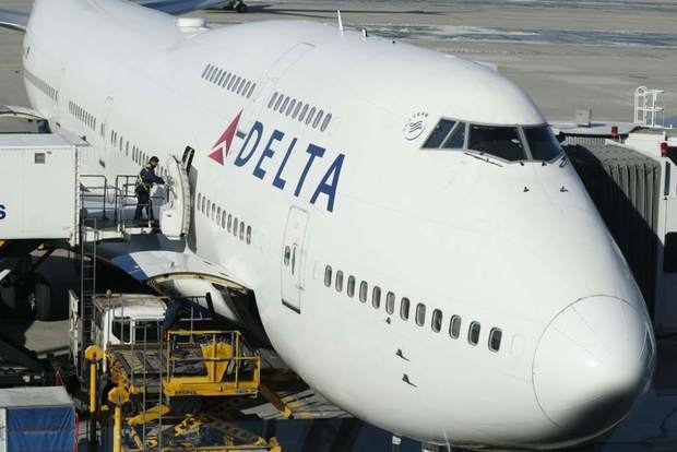 Un avión de pasajeros de la aerolínea Delta con destino a Nueva York regresó este viernes al Aeropuerto Internacional de Las Américas (AILA) de Santo Domingo, luego de que presentara problemas mecánicos en sus alas, según informó la compañía administradora de la terminal.