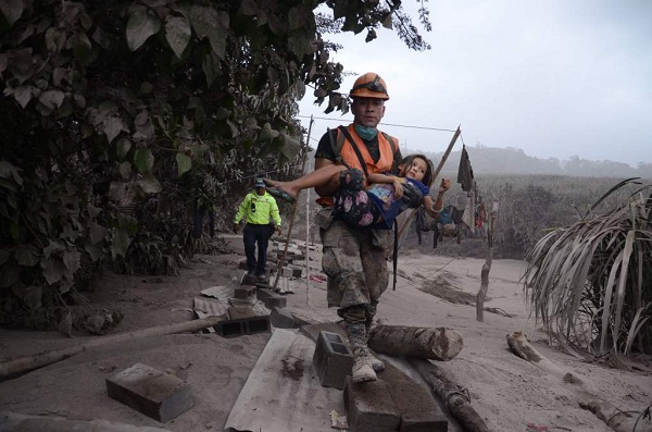 Cruz Roja preocupada por riesgo de corrimientos de tierra tras erupción de volcán en Guatemala