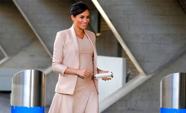 La duquesa de Sussex luce un clutch de CH Carolina Herrera