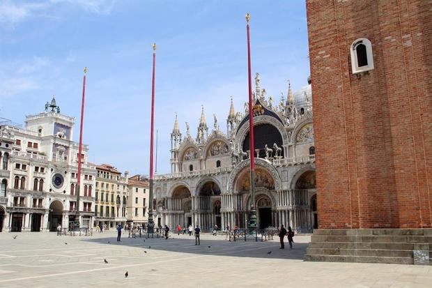 Algunas personas pasean por la plaza de San Marcos en Venecia, Italia, este viernes. 