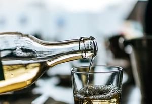Suben a 136 muertos por consumo de alcohol adulterado en el país