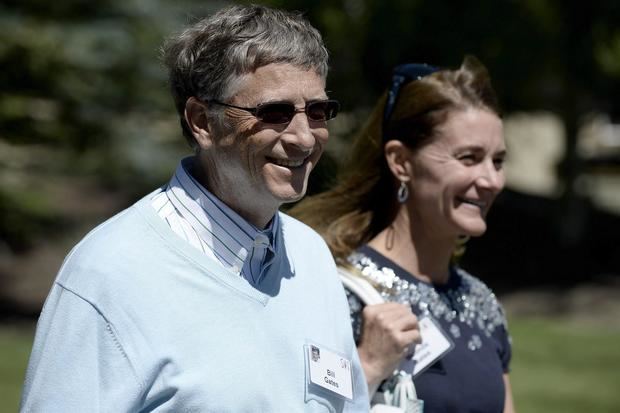 Fotografía de archivo en la que se registró al millonario estadounidense y fundador de Microsoft, Bill Gates, junto a su exesposa, Melinda, en Sun Valley, Idaho, EE.UU.