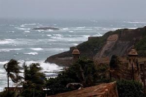 Puerto Rico declara el estado emergencia por el paso cercano de una onda tropical