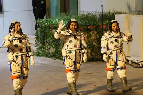 China pone en órbita a la nueva tripulación de su estación espacial
