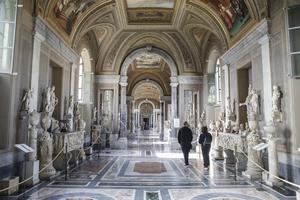 Detienen a un hombre por derribar dos bustos antiguos en los Museos del Vaticano