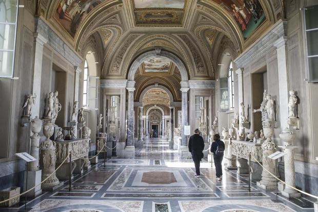 Personas visitan los Museos Vaticanos en Ciudad del Vaticano.