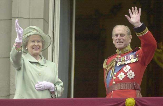 La reina Isabel II y el Duque de Edimburgo saludan desde el Palacio de Buckingham de Londres en junio de 2001.