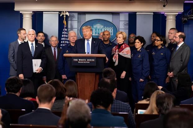 El presidente de los Estados Unidos, Donald J. Trump, junto con el grupo de trabajo sobre coronavirus, hace una declaración sobre el coronavirus, durante una conferencia de prensa en la Casa Blanca, en Washington, DC.