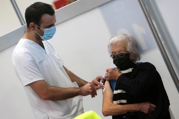 Una ciudadana, protegida por una mascarilla, recibe la tercera dosis de la vacuna en el centro de vacunación instalado en el Instituto Ferial de Vigo, IFEVI.
