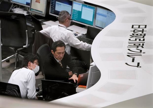 El personal de la Bolsa de Tokio vigila las operaciones durante una sesión de negociación por la tarde en Tokio, Japón.