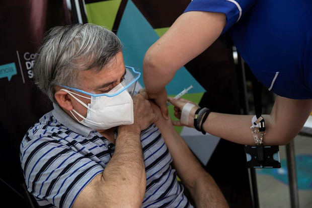 El chileno Roberto Araya, de 63 años, recibe una dosis de la vacuna del laboratorio chino Sinovac, el 2 de marzo de 2021, en un centro de vacunación en Santiago, Chile.