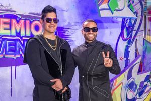 Estrellas latinas causan una explosión de color en la gala de los Premios Juventud