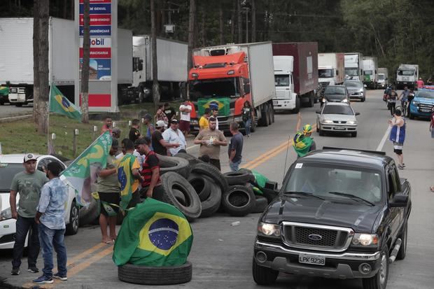 Simpatizantes de Jair Bolsonaro realizan hoy un bloqueo para protestar contra los resultados de las elecciones presidenciales, en el kilómetro 76 de la carretera RJ 116 cerca a Nova Friburgo, Brasil.
