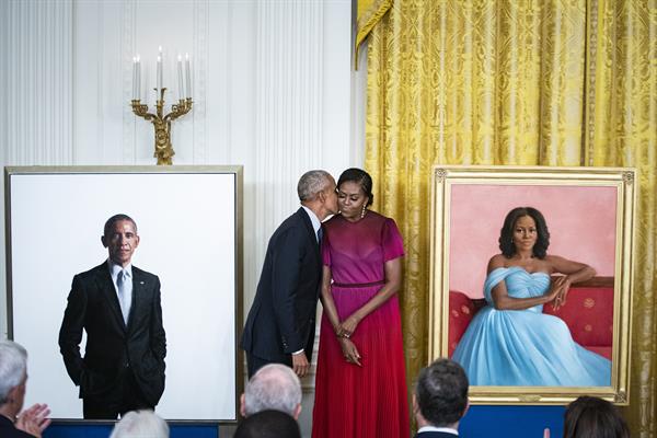 Entre vítores, bromas y una dulce nostalgia, el expresidente estadounidense Barack Obama (2009-2017) y la exprimera dama Michelle Obama revelaron este miércoles en la Casa. Blanca.