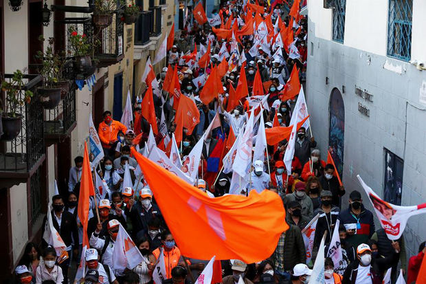 Simpatizantes del candidato a la presidencia de Ecuador Andrés Araúz asisten a un evento de campaña de cara a la segunda vuelta en Quito, Ecuador.